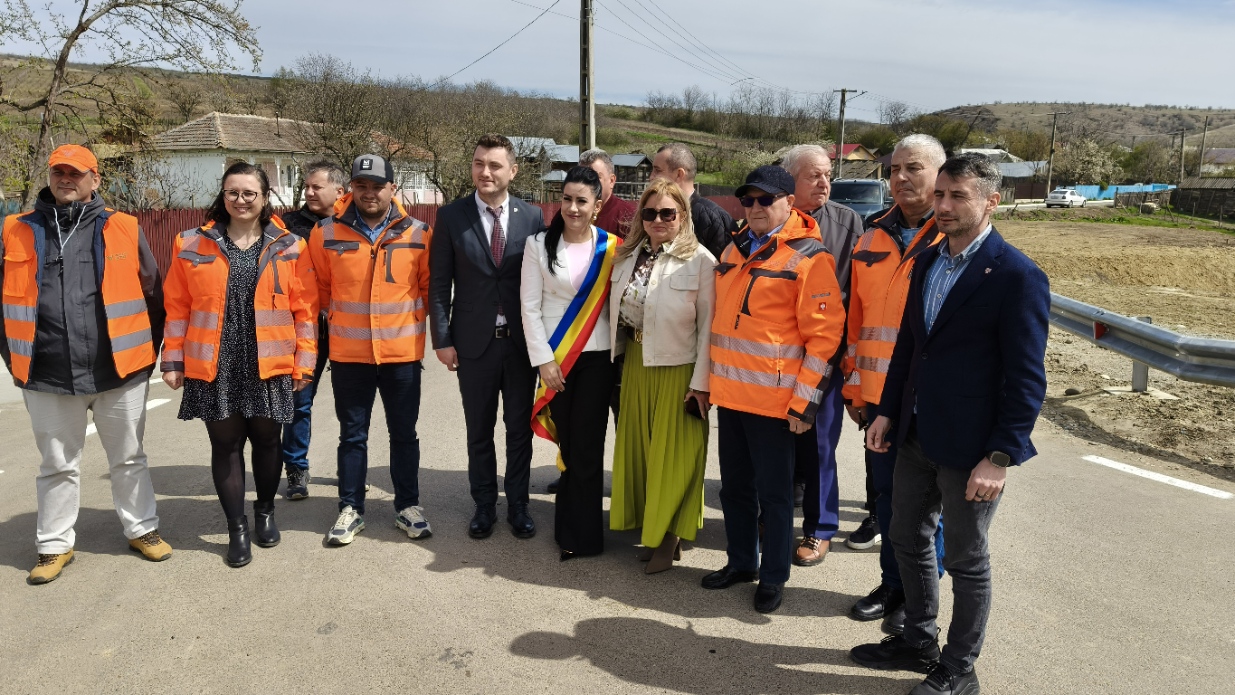 FOTO, VIDEO Bucurie în Săptămâna Mare. Viacons Rutier a predat comunității din Bogdănești peste 5,7 km de drumuri asfaltate 9 viacons bogdanesti 2 1