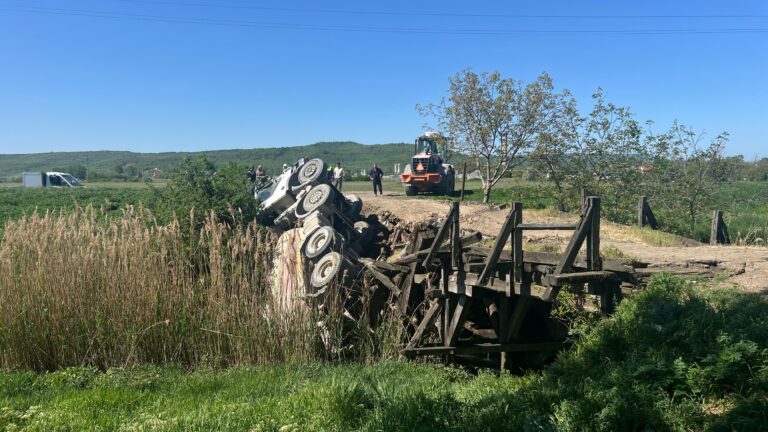 Accident GRAV la intrarea la fosta fabrică de cânepă din Vaslui. O betonieră s-a răsturnat în șanț