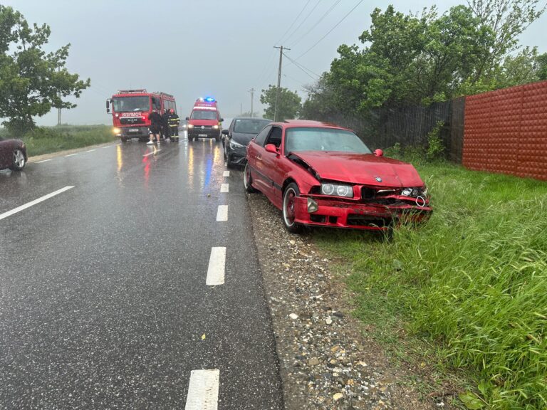 Accident în care au fost implicate patru autoturisme, la Dragomirești