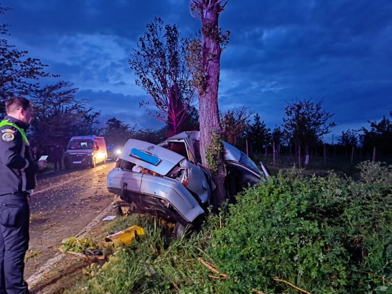 Accident cumplit la granița cu județul Bacău. Un tânăr a murit, altul este în comă