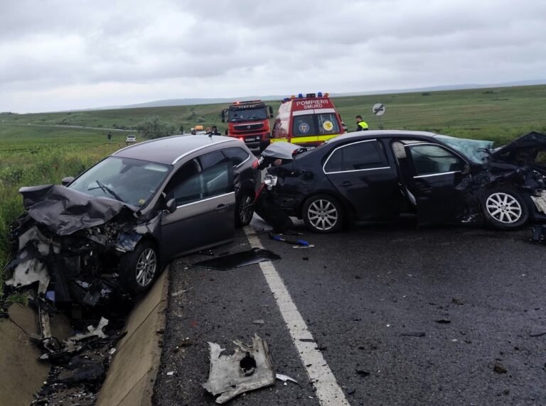 Prăpăd pe DE 581, două autoturisme distruse, în urma unei ciocniri frontale