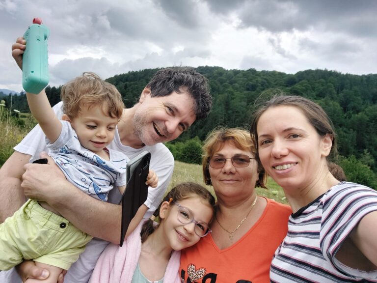 O bunică fericită! Aglaia Grădinaru, mama Primei Doamne a României, poză de familie!
