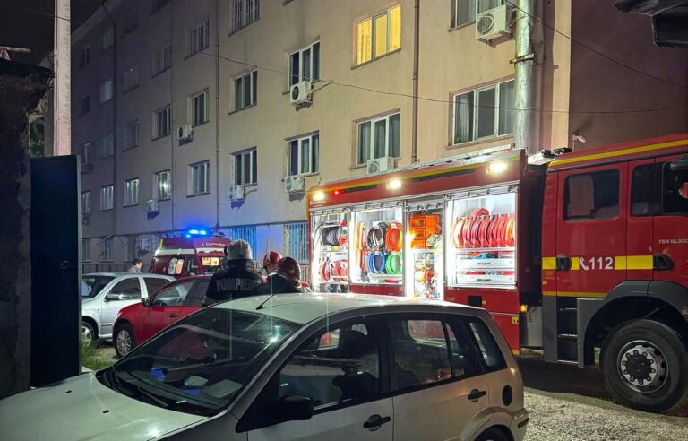 Incendiu la un bloc din Bârlad, noaptea trecută, 50 de locatari au fost evacuați