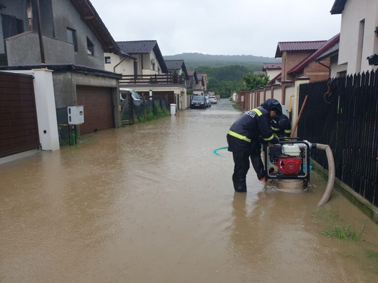 Inundații în cartierul Green Park Paiu, la Vaslui. Pompierii intervin acum FOTO, VIDEO