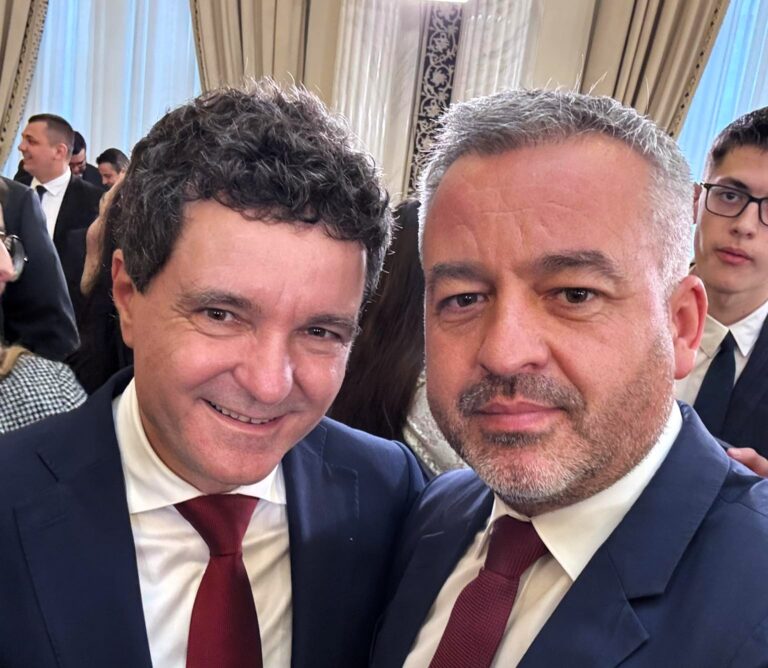 Primarul Braniște, poză de album alături de noul președinte al României: ”Avem soțiile din Vaslui”