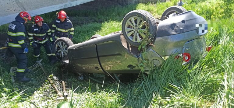 Accident în zona pensiunii Mira. Au zburat cu mașina sub pod
