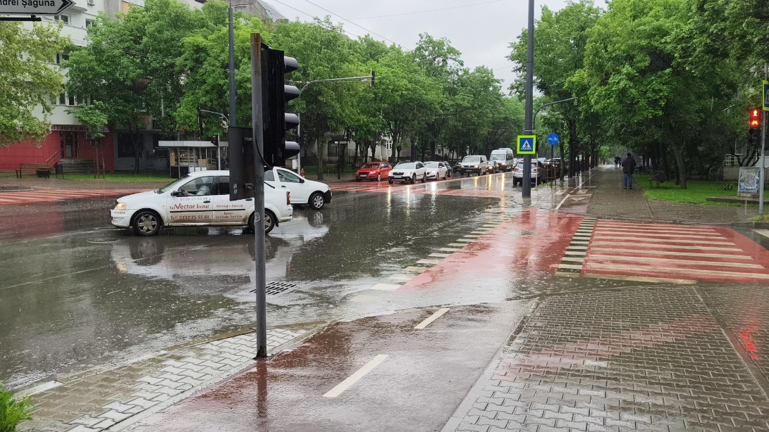 Cod Portocaliu: averse, descărcări electrice, grindină în mai multe zone din județul Vaslui