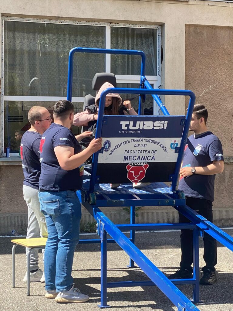 Simulatoare pentru impact rutier și vehicul răsturnat, în parcarea IPJ Vaslui. Marți, ultima zi