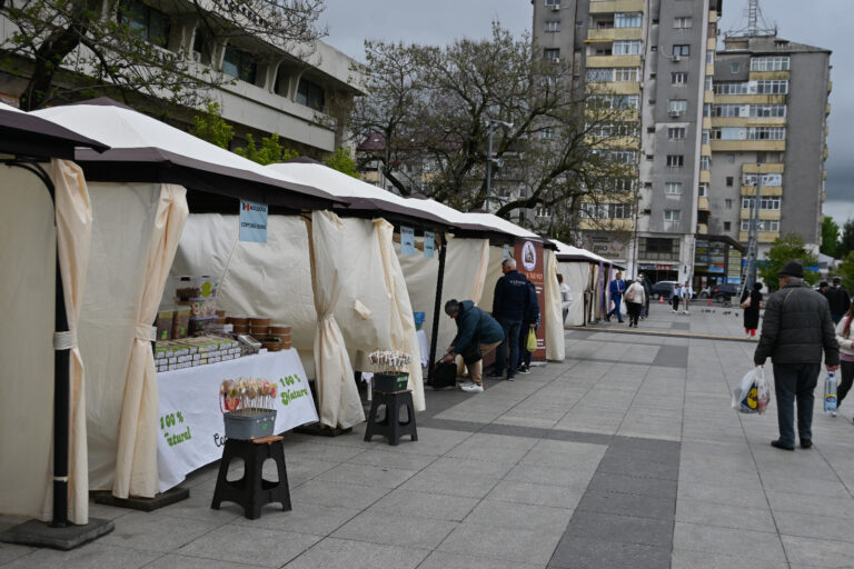 FOTO Târgul cu produse din Republica Moldova și România s-a deschis în centrul Vasluiului. Poftiți, gustați, cumpărati!