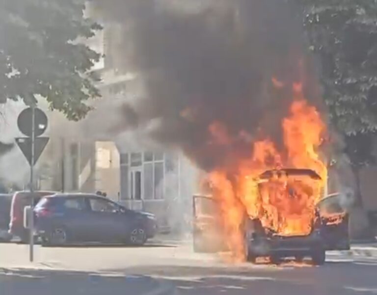 VIDEO Autoturism în flăcări la Bârlad