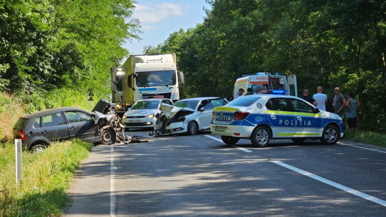 FOTO Prăpăd la Mărul de Aur. Două mașini complet distruse, sunt două victime ACTUALIZARE