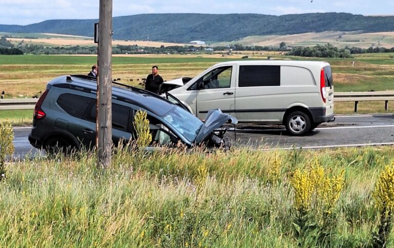 Cinci persoane au ajuns la spital, după un teribil accident la Stâna Costești, pe DE 581