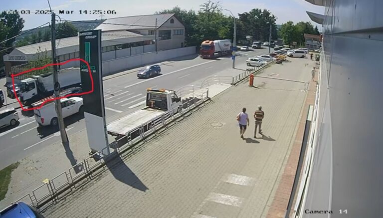 Explozia unui cauciuc de la un camion a produs panică la intrarea în Vaslui (VIDEO)