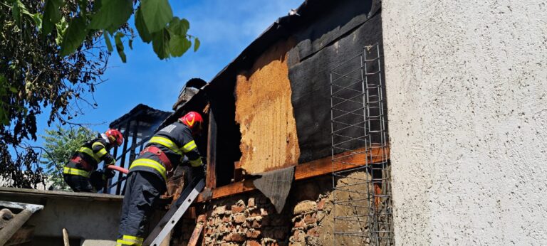 O casă din Bârlad a ars aproape complet. De la ce a pornit nenorocirea