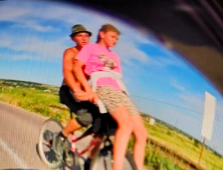 Doi tineri au făcut slalom printre mașini, pe aceeași bicicletă. S-a întâmplat astăzi, între Muntenii de Jos și Lipovăț