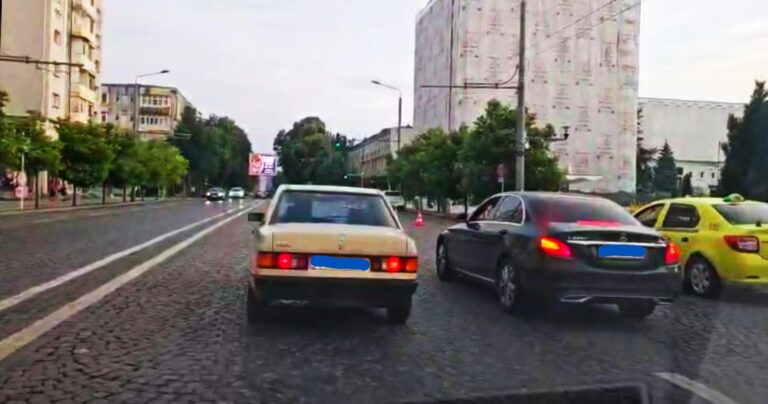 IMAGINEA SERII Doi șoferi stau de vorbă în centrul Vasluiului, mașinile fac coloană în spatele lor!
