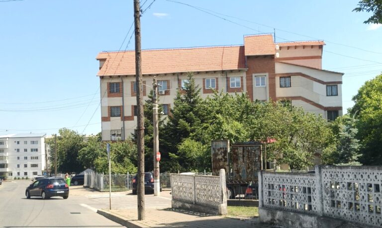 Un individ din comuna Pădureni a călcat în picioare un consătean, după care a fugit afară