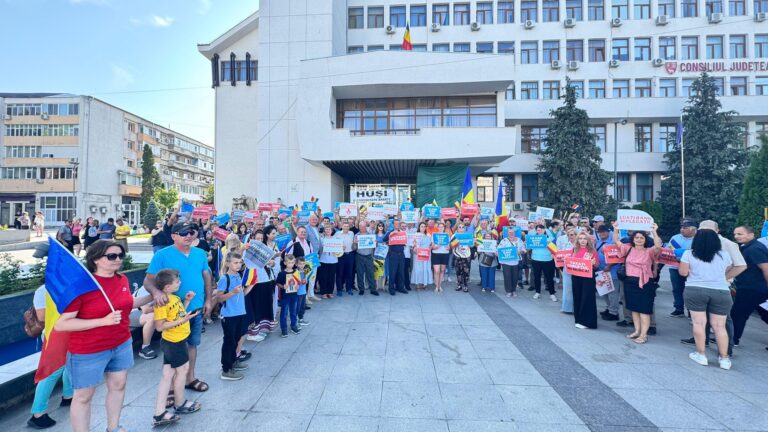 Vasluienii au protestat împotriva scumpirilor și majorărilor de taxe. ”Ajunge cu minciunile și cu sacrificarea celor mulți!”