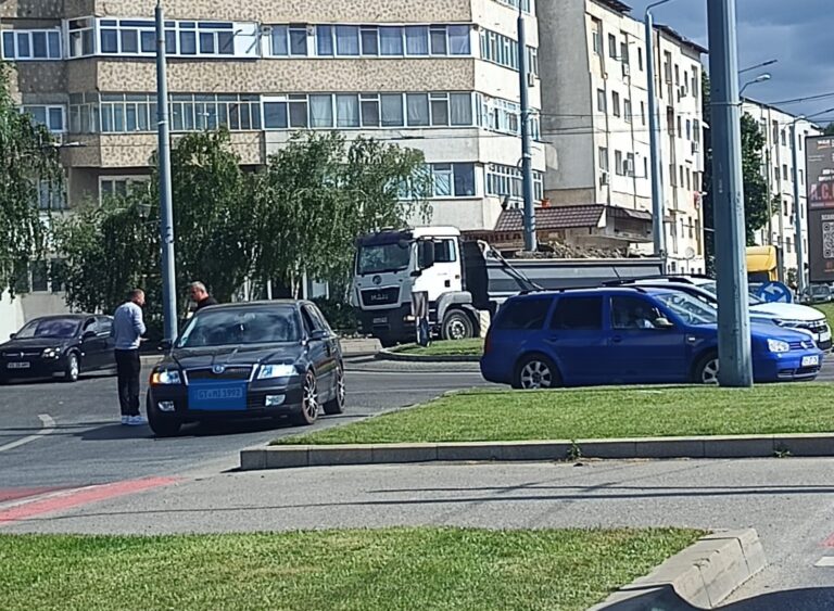 Tamponare în sensul giratoriu de la ICIL, la Vaslui. A doua ciocnire, săptămâna aceasta