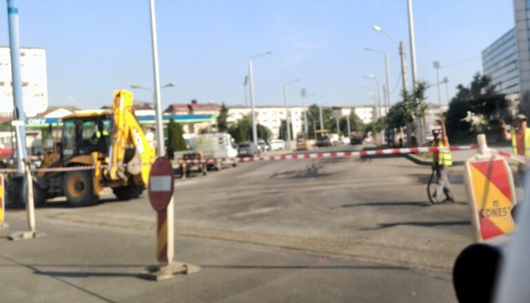 ȘTIREA DIMINEȚII Traficul pe varianta Vasluiului este blocat, se toarnă stratul de uzură