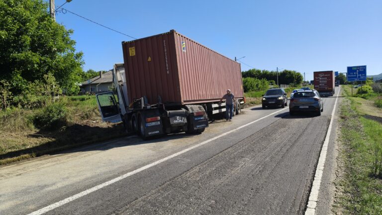TIR din R. Moldova intrat în șanț, pe DE 581, la Oltenești (VIDEO, FOTO)