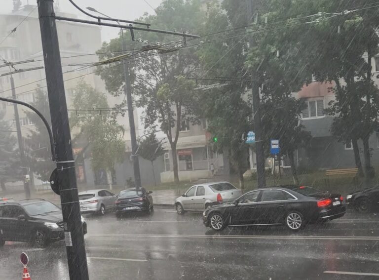VIDEO Furtună tropicală la Vaslui. Rupere de nori peste oraș
