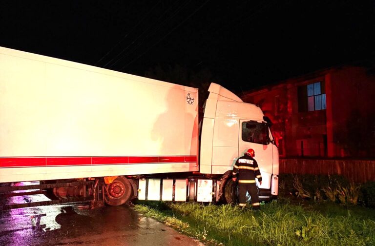Un TIR era să intre într-un bloc de locuințe de la Tutova, noaptea trecută, pe DE 581