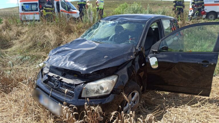 Patru persoane rănite ușor, în urma unui accident pe DE 581, la Banca (FOTO)