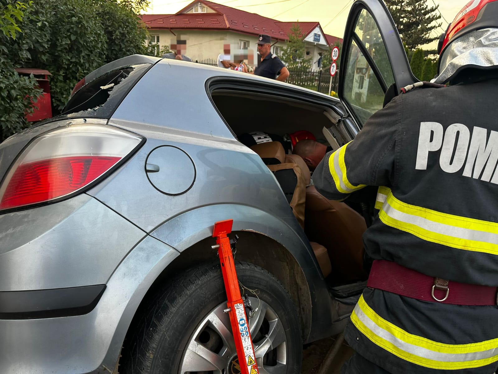 FOTO Accident grav la Ștefan cel Mare, o mașină a spulberat un cap de pod 1 accident stefan cel mare 22