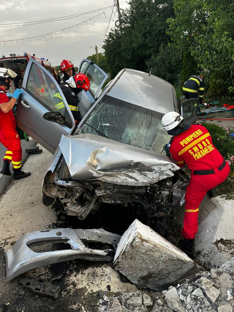 FOTO Accident grav la Ștefan cel Mare, o mașină a spulberat un cap de pod