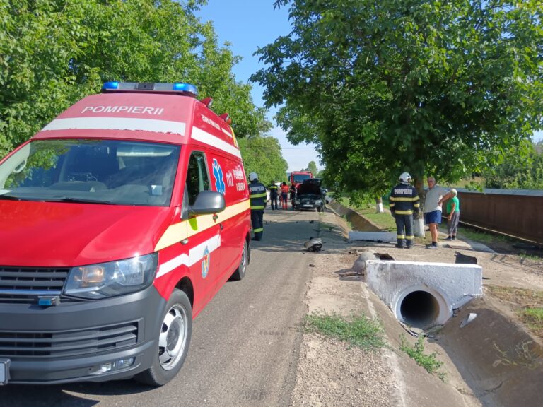Accident la Rebricea, mașină intrată într-un cap de pod