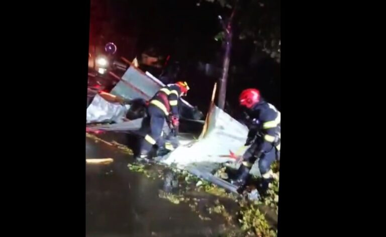 Un acoperiș a fost luat de rafalele de vânt, la Huși, pe timpul nopții