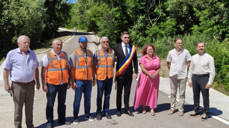 VIDEO Investiție importantă finalizată la Arsura: 2,7 km de drumuri asfaltate, realizate impecabil de Viacons Rutier