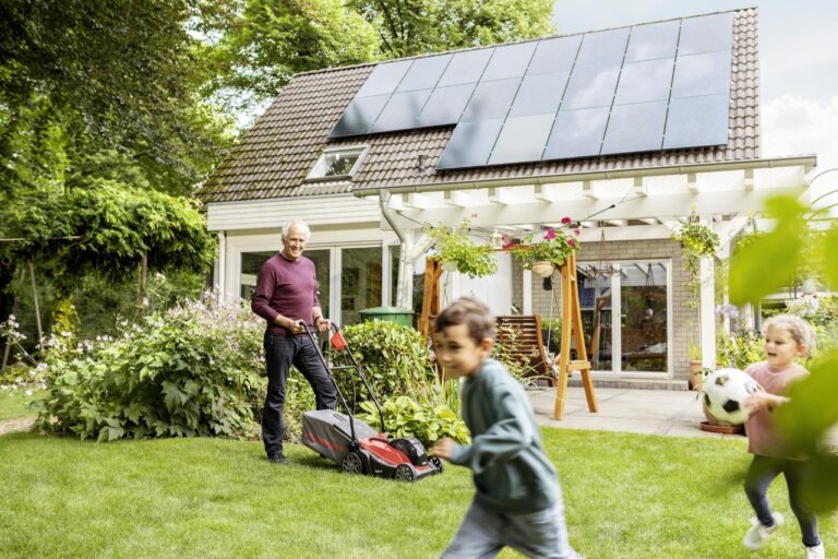 E.ON Energie România: Peste 2.200 de sisteme fotovoltaice montate, de la începutul anului