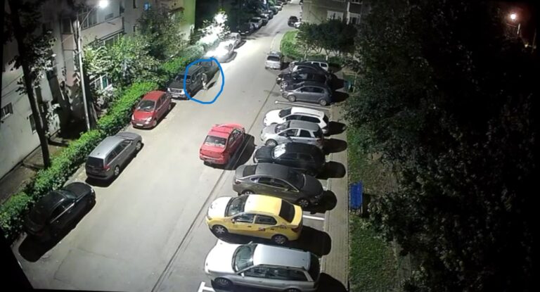 VIDEO Un hoț din mașini terorizează Vasluiul, noaptea. ”A furat carduri și banii din portofel”