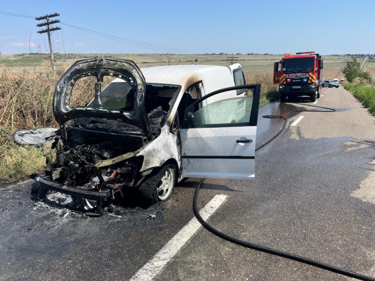 Incendiu la Bârlad, autiutilitară distrusă de flăcări