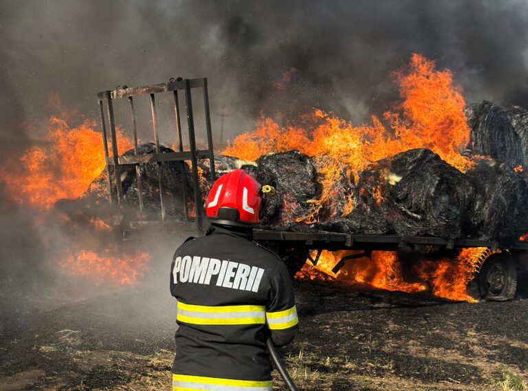 VIDEO, FOTO 20 de tone de baloți de paie au ars la Murgeni, pagubă de 200.000 de lei