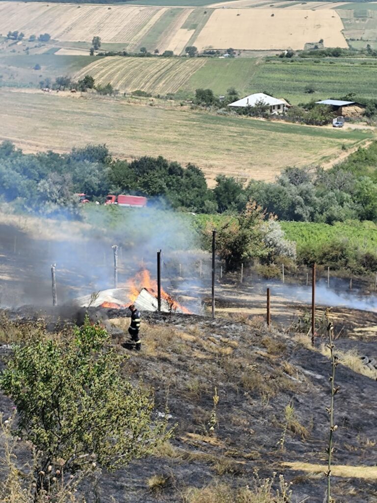 Zece hectare de vegetație și mai multe tone de furaje s-au făcut scrum în comuna Pădureni