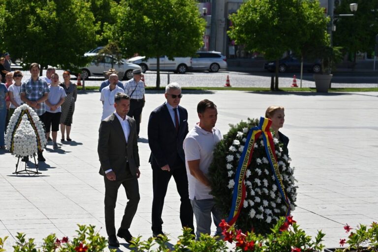 Vicepreședintele CJ Vaslui, Mădălin Căciulă, a depus o coroană de flori la statuia lui Ștefan cel Mare, din centrul Vasluiului
