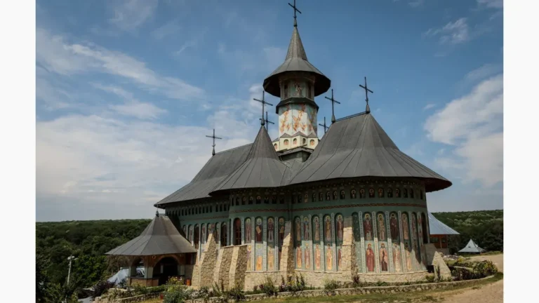 Pregătiri pentru cea de-a cincea ediție a taberei de muzică psaltică, la Mănăstirea Bujoreni