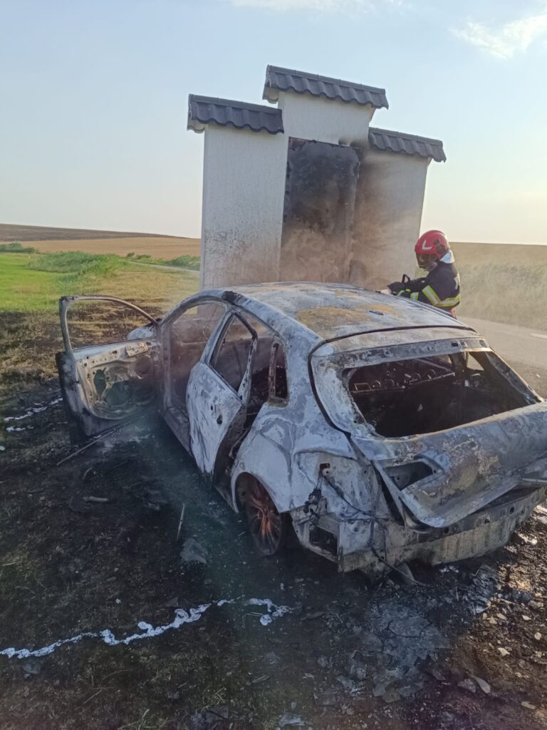 Mașină în flăcări, la Gușiței, șoferul s-a salvat în ultima clipă