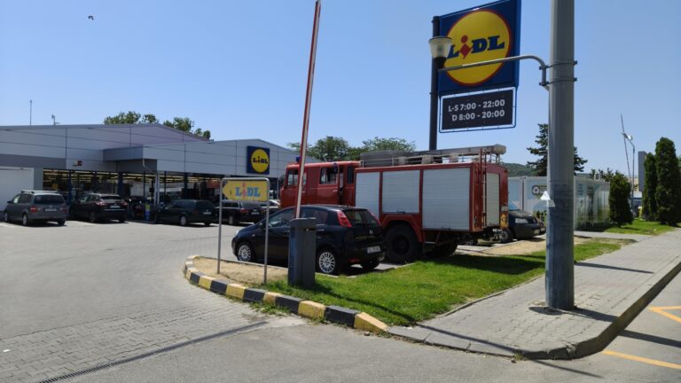 Soluția ingenioasă găsită de LIDL, la un magazin din Vaslui. Cu mașina de pompieri în parcare!