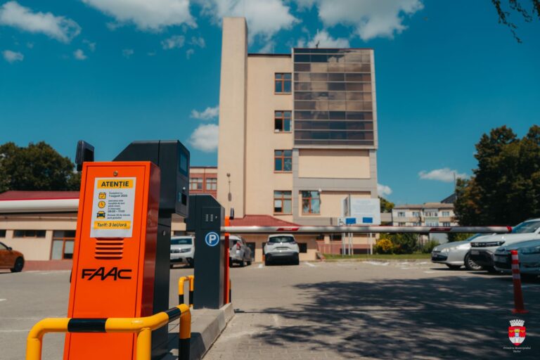 Parcare cu plată la Primăria Vaslui, începând cu 1 august. Vezi cât va fi tariful pe oră