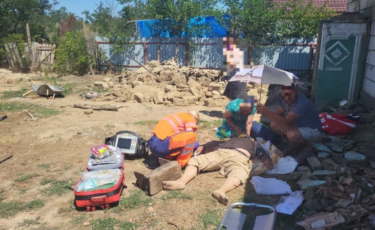Două persoane au fost strivite de peretele unei case, la Vetrișoaia. Au fost salvate în ultima clipă