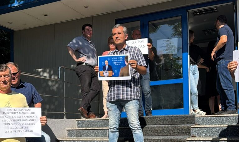 ACUM Protest la Apele Române Vaslui. Salariații au ieșit pe scările instituției