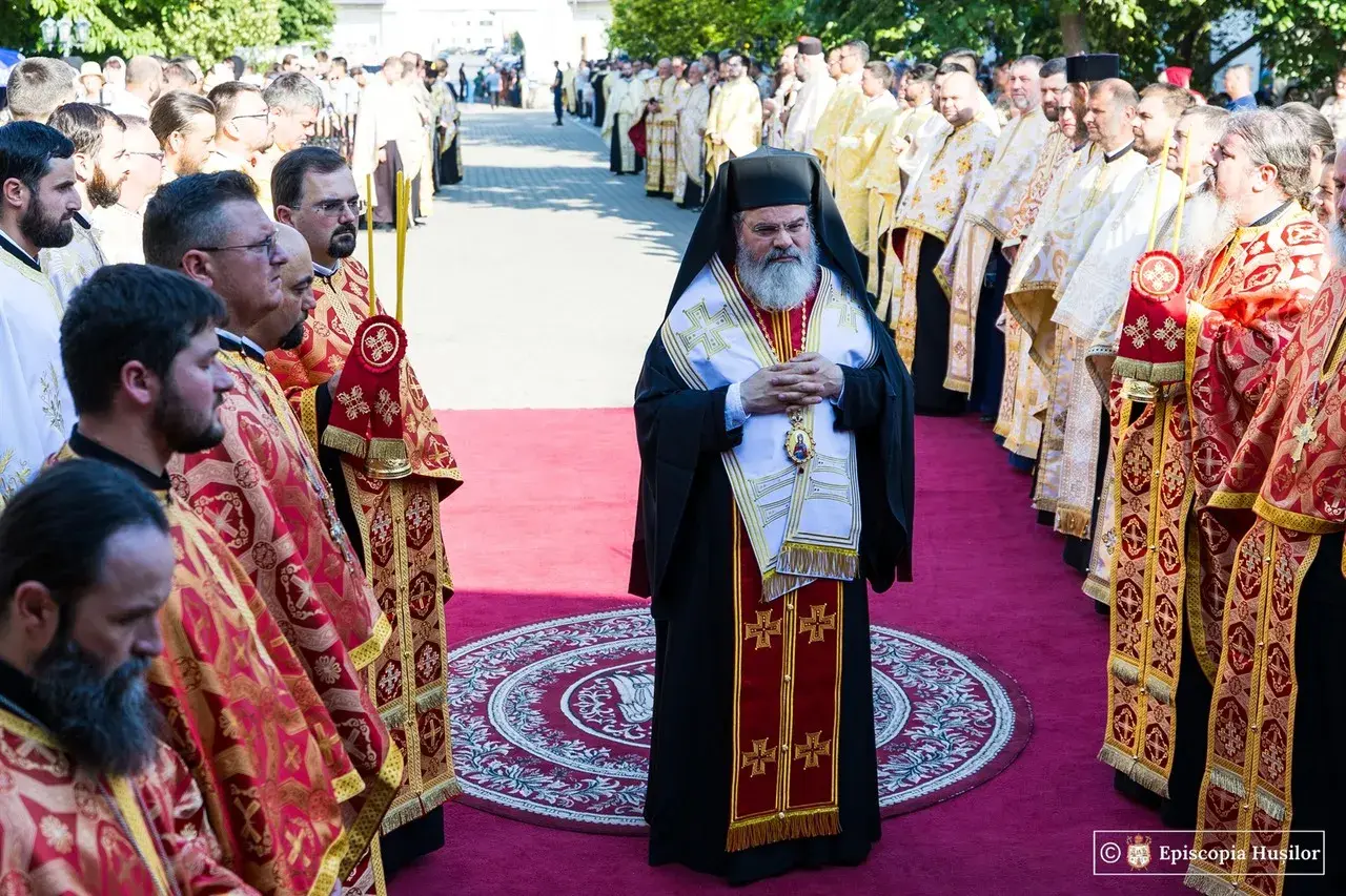 Este mare sărbătoare la Episcopia Hușilor. PS Ignatie: ”Să fim purtători de frumusețe spirituală, venită de la Hristos, așa cum este, prin moaștele ei, Sfânta Chiriachi” 9 ps ignat