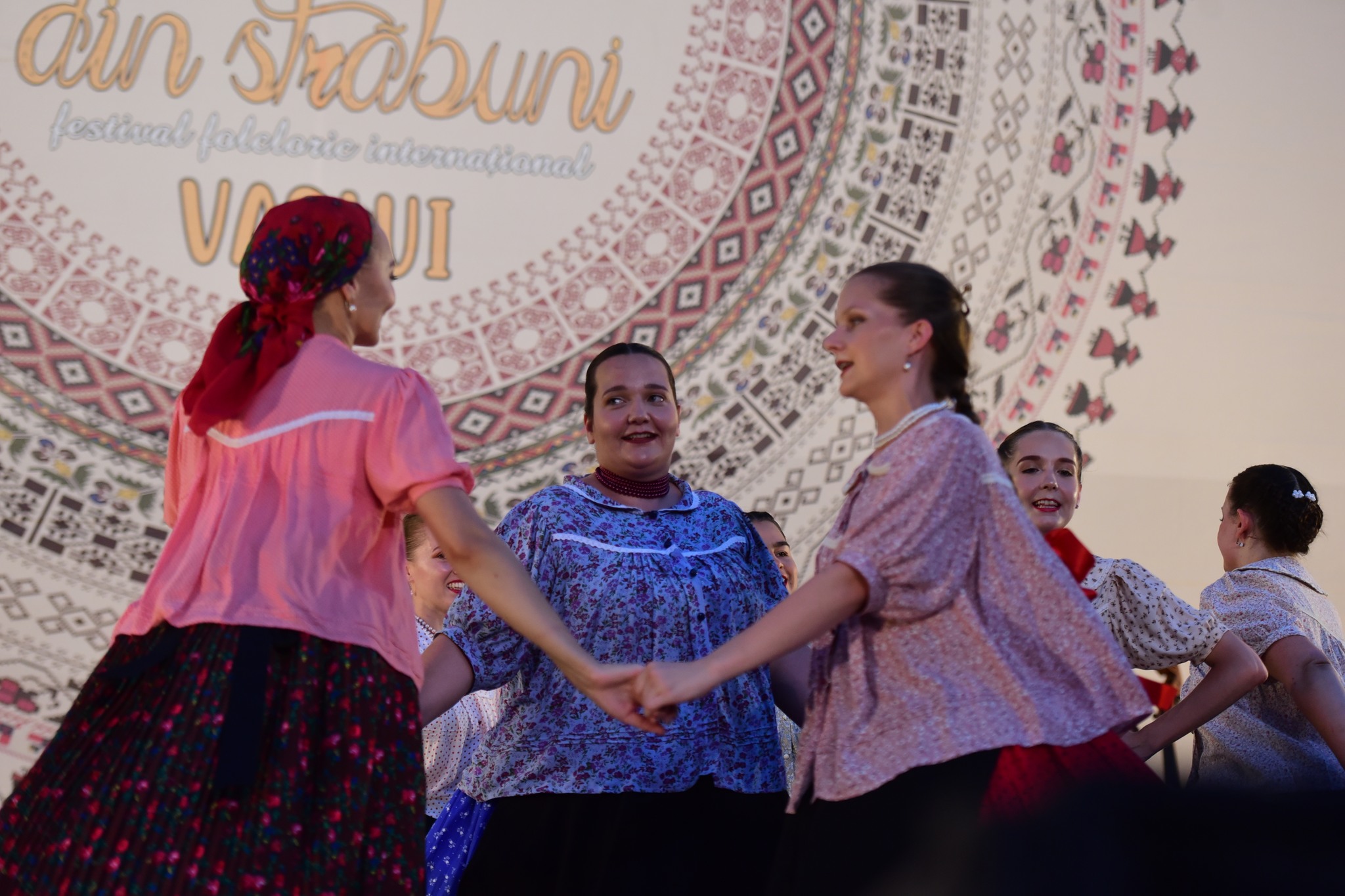 ”Hora din Străbuni” 2025 – cinci seri de magie, încheiate cu aplauze și lacrimi de bucurie. Ne revedem în 2027! 7 528916629 1084768643847563 3763953851249146092 n