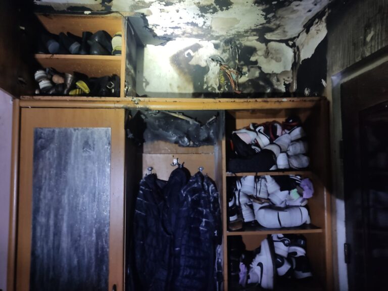 Incendiu de apartament, la Bârlad. O mașină de spălat a luat foc