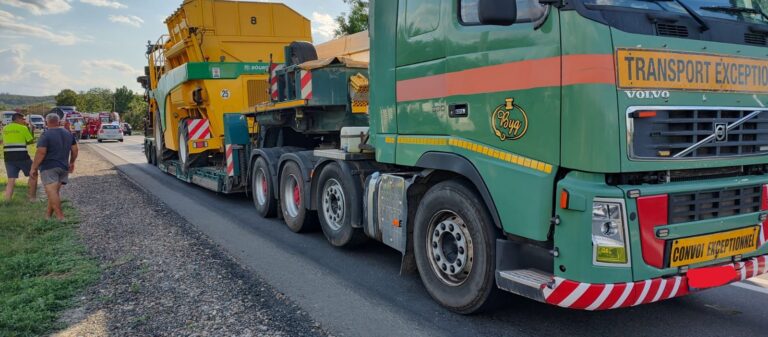 UPDATE, 17.55: Pietonul lovit de TIR a murit. Dumnezeu să-l ierte!