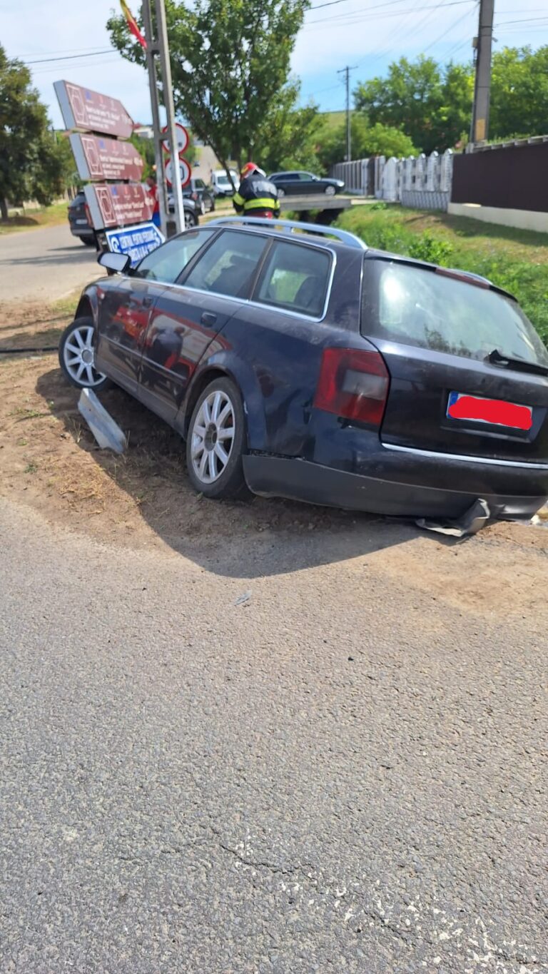 Un Audi a spulberat un cap de pod, la Solești (FOTO, VIDEO)